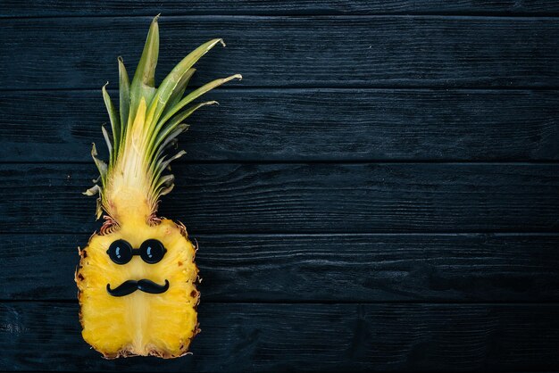 Mode Hipster Ananas Fruit Tropische ananas met zonnebril Creatief kunstconcept Bovenaanzicht Vrije ruimte voor tekst