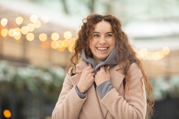 Mode jonge vrouw in de winter.