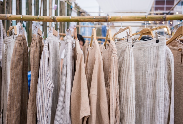 mode kleding in een handgemaakte markt.