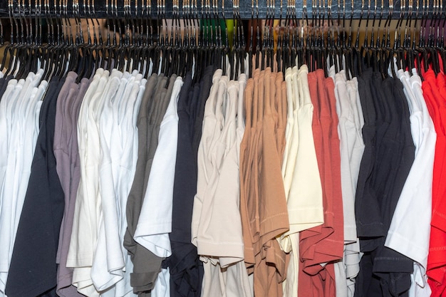 Mode kleding op hangers op de show Modieuze heldere kleurrijke kleding in het kleerkast voorjaarsschoonmaak concept