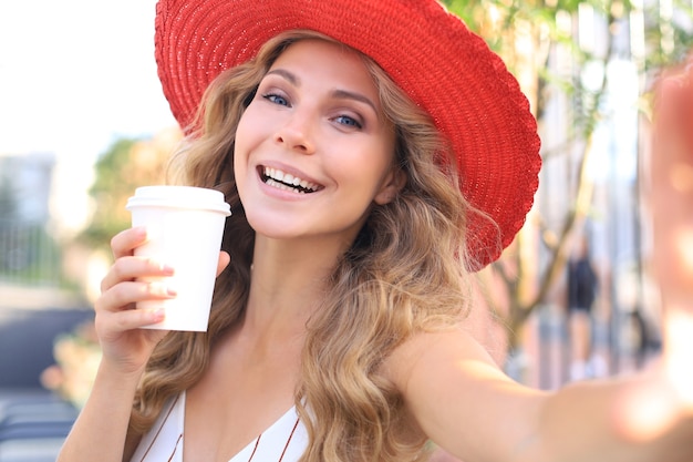 Mode levensstijl portret mooie vrouw poseren in de stad zomer, straatmode.