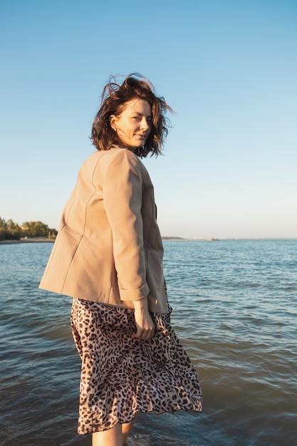 Mode levensstijl portret van jonge trendy vrouw gekleed in bruine schapenvacht jas