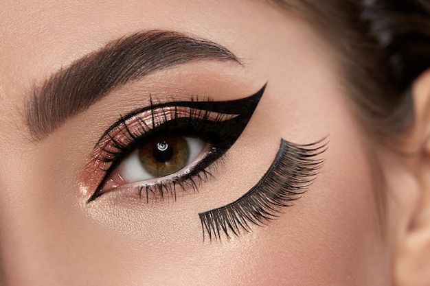 Mode make-up close-up met eyeliner en valse wimpers eronder