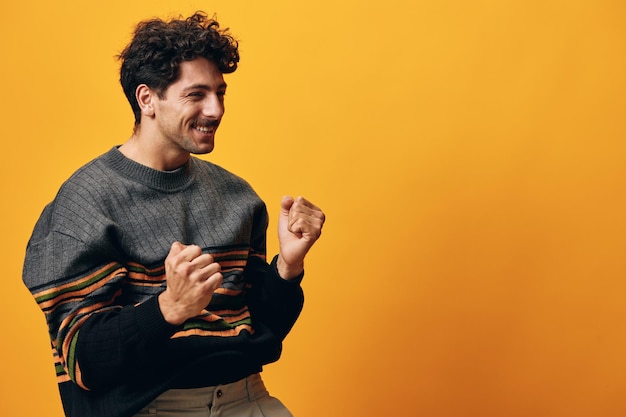 Mode man trendy portret trui oranje gelukkige achtergrond