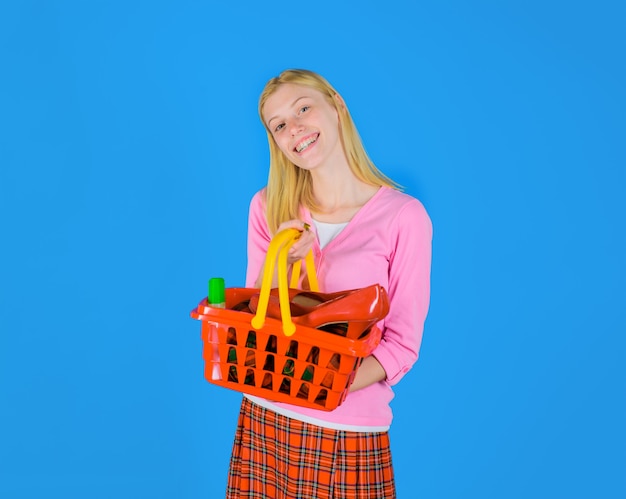 Mode meisje met winkelmandje gelukkig meisje op winkelen lachende vrouw winkelen bij supermarkt winkel