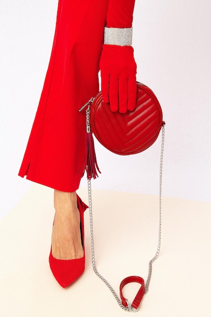 Mode onherkenbare dame in retro rode broek schoenen en handschoenen