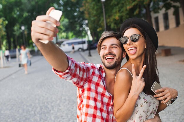 Mode paar selfie foto maken in de stad