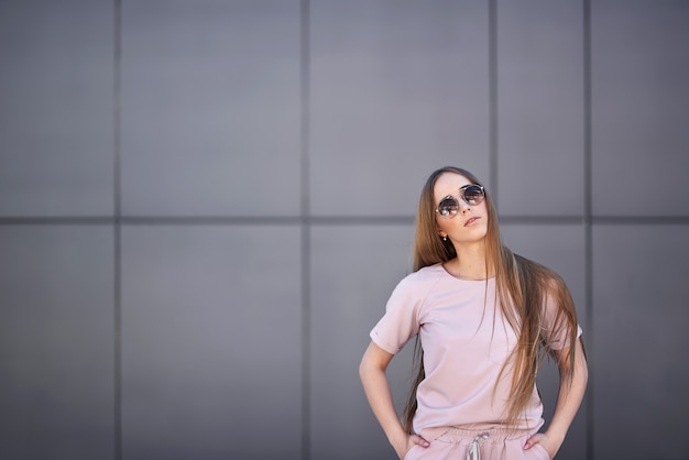 Mode portret van een jonge elegante vrouw buiten. zonnebril