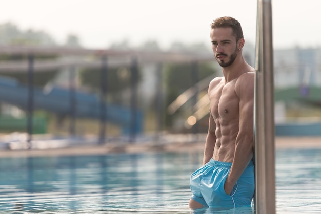 Mode portret van een zeer gespierde sexy man in ondergoed bij zwembad