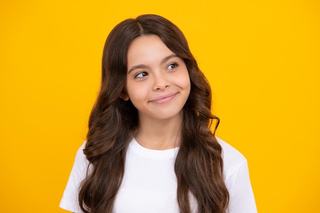 Mode portret van mooi tienermeisje Latijns of Spaans tienerkind Gelukkig tiener positieve en lachende emoties