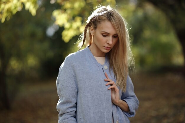 Mode portret van mooie blonde vrouw in stijlvolle kleding buiten in de herfst.