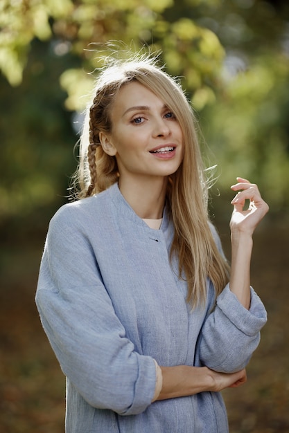 Mode portret van mooie blonde vrouw in stijlvolle kleding in herfst park.