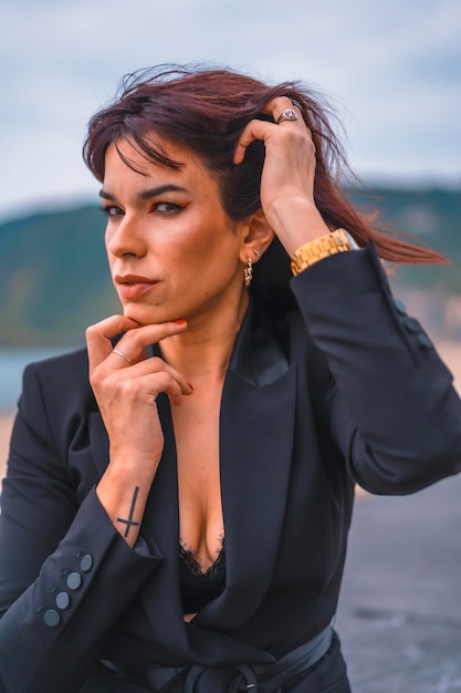 Mode pose Brunette meisje zittend op het stadsstrand op zoek naar links