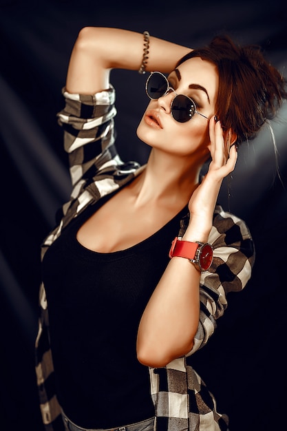 Mode schoonheid vrouw draagt een zonnebril, plaid shirt.