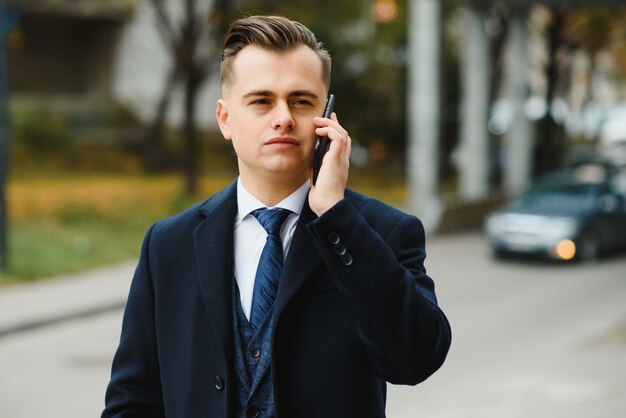 Mode shot van een knappe jongeman in een elegant klassiek pak