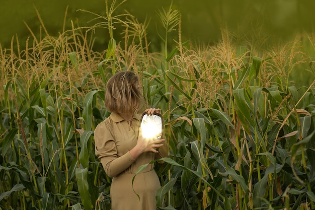 Mode stijl meisje in jurk met een spiegel in de natuur