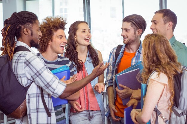 Foto mode studenten chatten en glimlachen