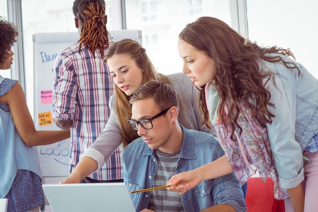 Mode studenten die werken als een team