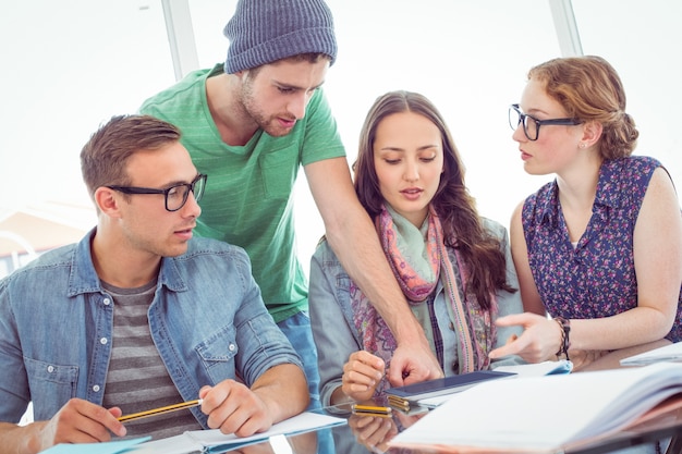 Mode studenten die werken als een team