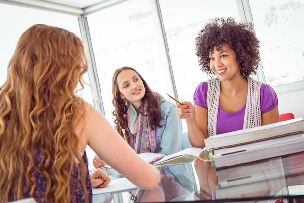 Mode studenten die werken als een team