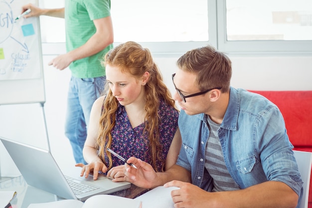 Mode studenten die werken als een team