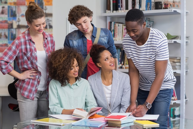 Mode studenten die werken als een team