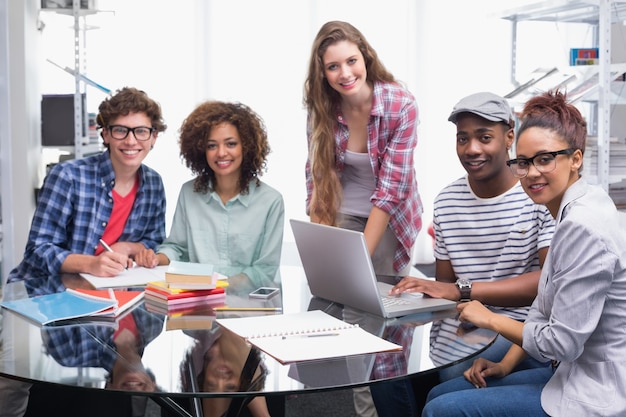 Mode studenten die werken als een team