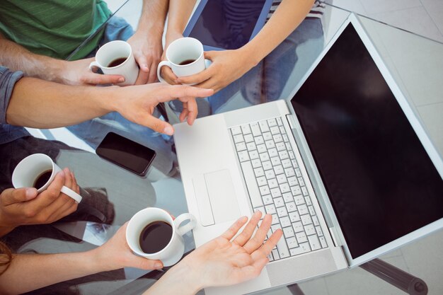 Mode studenten houden kopje koffie