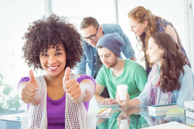 Mode studenten met duimen omhoog