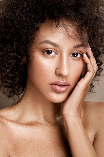 Foto mode studio portret van mooie afro-amerikaanse vrouw