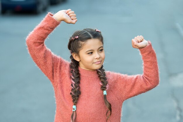 Mode voor kleine kinderen. Jeugd geluk. klein meisjeskind met perfect haar. Internationale kinderdag. Gelukkig klein meisje. Schoonheid en mode. Je vrij en gelukkig voelen. nieuwe haar stijl.