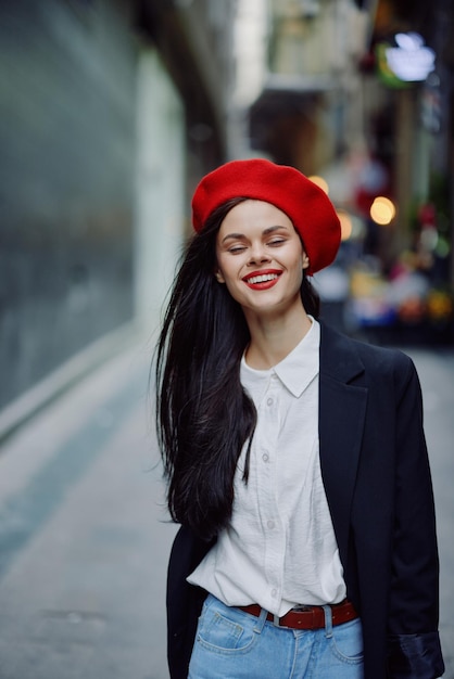 Mode vrouw glimlach met tanden portret wandeling toerist in stijlvolle kleding met rode lippen lopen door smalle stad straat bochten reizen filmische kleur retro vintage stijl Valentijnsdag