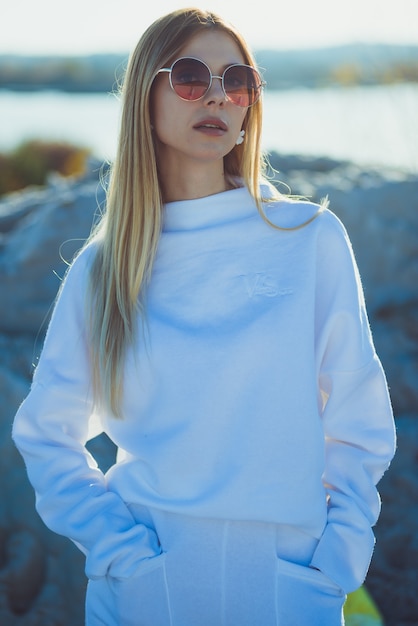 Mode vrouw herfst witte kleren buiten zonnebril