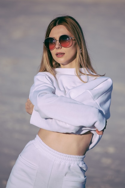 Mode vrouw herfst witte kleren buiten zonnebril