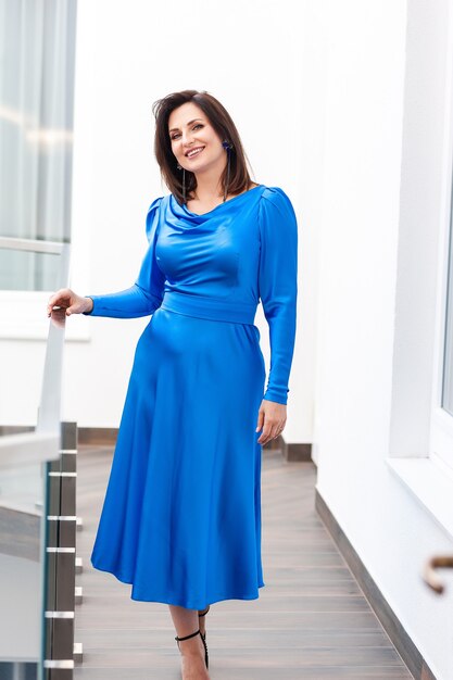 Mode vrouw in blauwe jurk