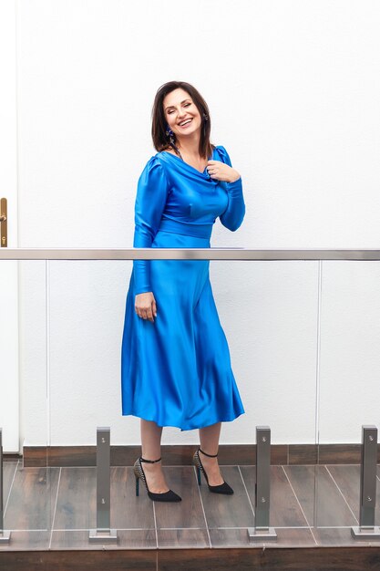 Mode vrouw in blauwe jurk