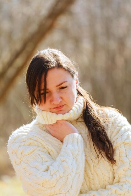 Mode vrouw in landelijke stijl zitten mooie vrouw in het voorjaar bos