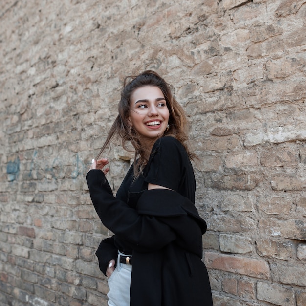 Mode vrouw in zwarte kleding loopt op straat