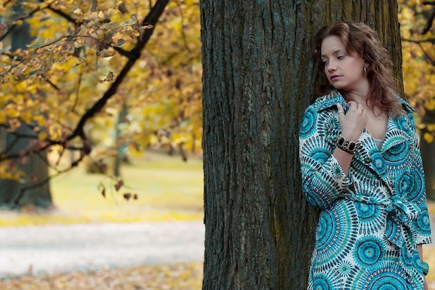 Mode vrouw lopen in herfst park