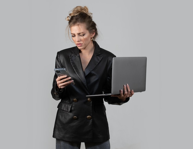 Mode vrouw met behulp van laptop computer geïsoleerde achtergrond zakenvrouw in mode jurk met laptop