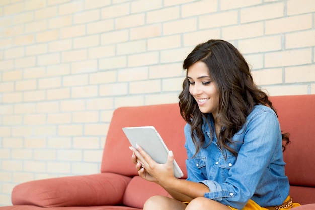 Mode vrouw met behulp van tablet met lens flare