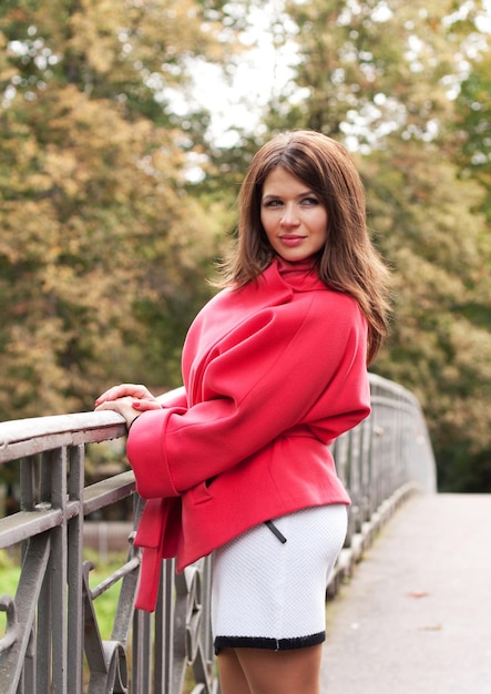 Mode vrouw op brug in herfst park