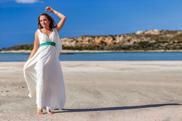 Mode vrouw op het strand