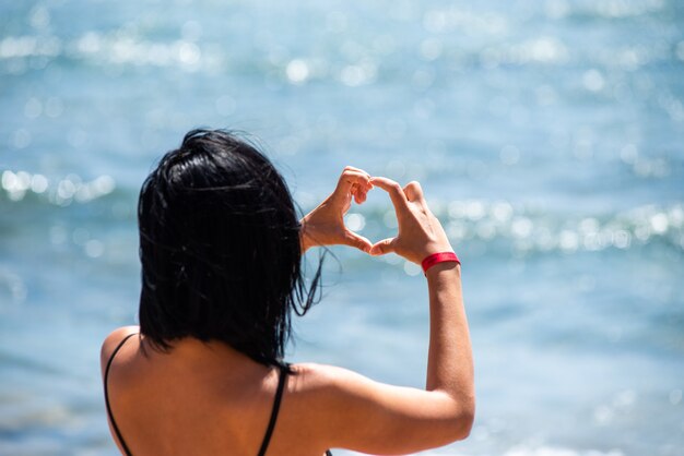 Mode vrouw op het zonnige strand