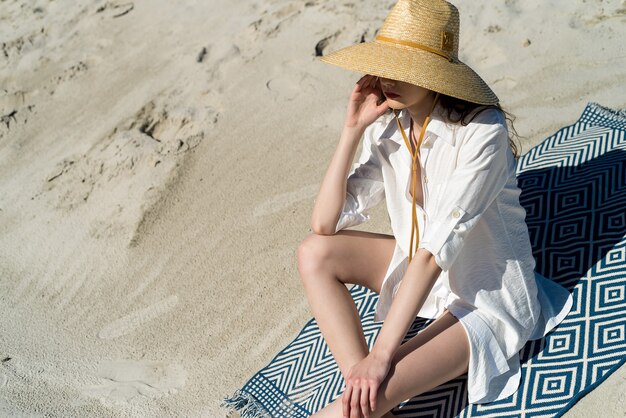 Mode vrouw op het zonnige strand