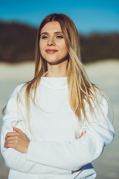 Mode vrouw portret op het strand