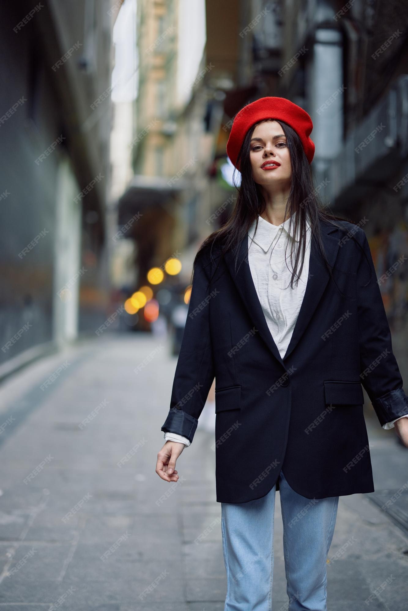 Mode vrouw portret wandelende toerist stijlvolle kleding rode lippen lopen door smalle reizen filmische kleur retro vintage stijl dramatische look zonder glimlach verdriet | Premium Foto