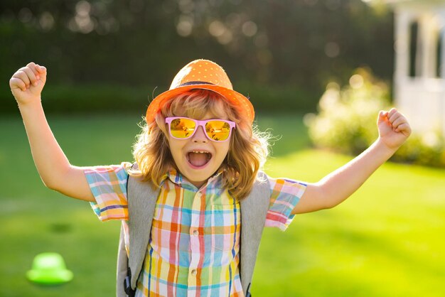 Mode zomer kinderen portret levensstijl close-up portret van grappige kinderen gezicht buiten zomer kind buiten