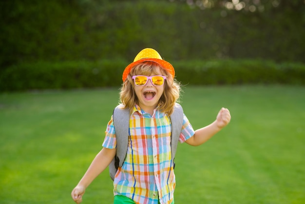 Mode zomer kinderportret opgewonden kinderen in hoed en zomerzonnebril zomerkind buitenportret l