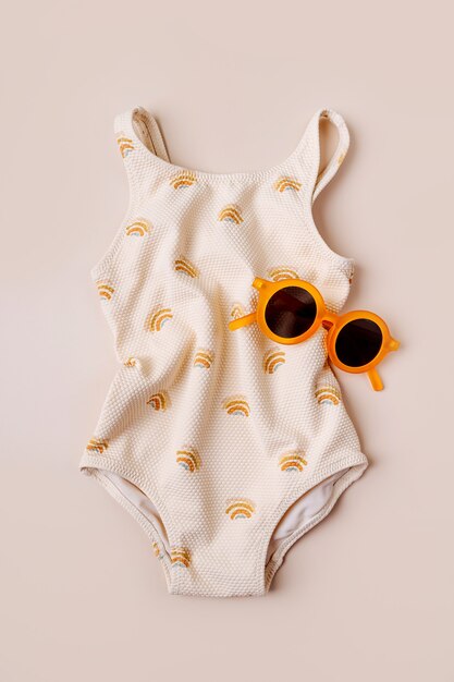 Mode zwembroek en zonnebril voor kinderen. Bovenaanzicht van strand zomeraccessoires voor kinderen. plat leggen